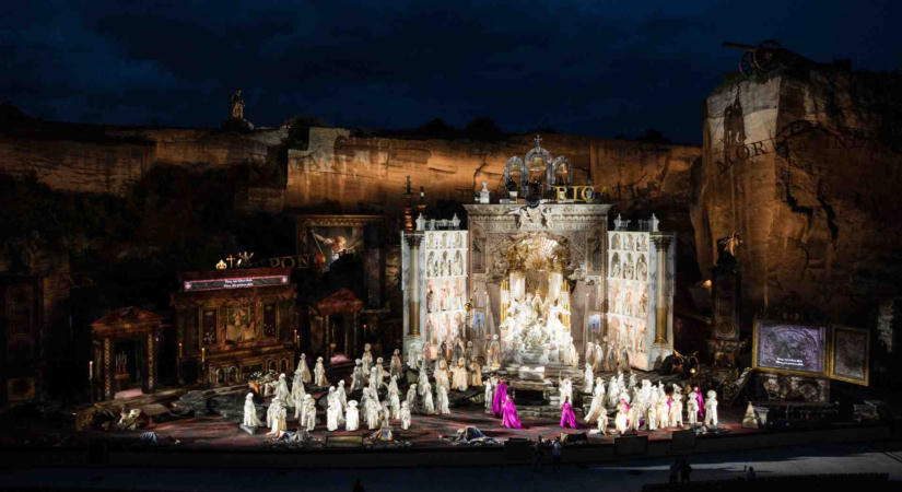 JÁRT ÚT Giacomo Puccini: Tosca / Oper im Steinbruch, Szentmargitbánya