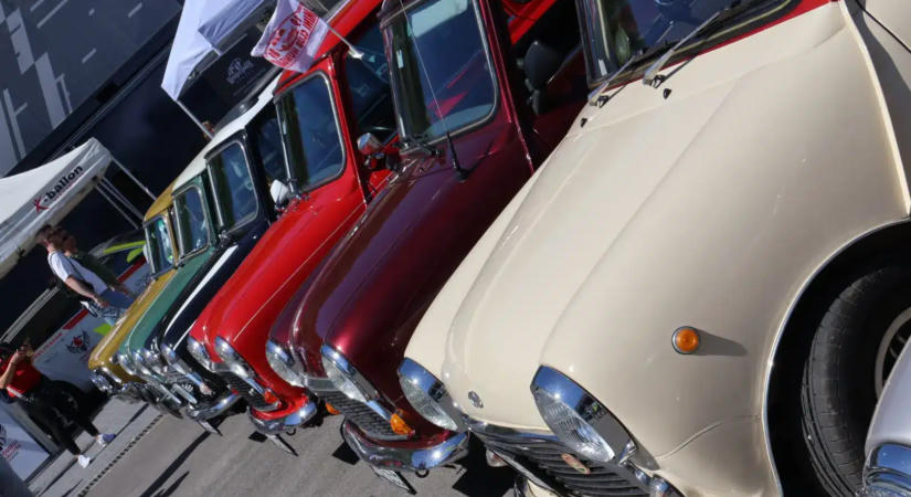 Színpompás motorsport puzzle: Imádod a klasszikus autókat? Akkor ez a te játékod!
