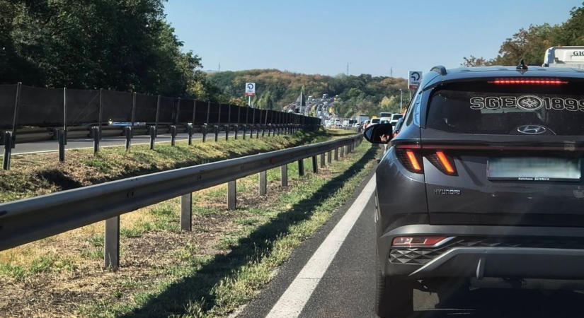 Hatalmas csattanás az M7-esen: lakókocsi a szalagkorlátban, dugó a balesetnél