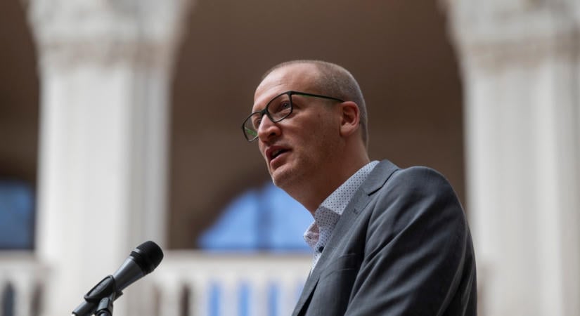 Bognár Péter nyerte el az idei Esterházy Irodalmi Díjat.
