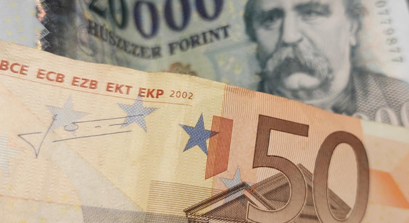 Remek szériában van a forint, jóval olcsóbban kaphatunk eurót és dollárt is