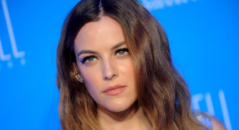 Riley Keough anyaszült meztelenül pózol - Fotó
