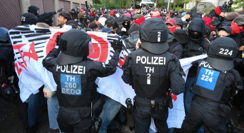 Tízezrek tüntettek az AfD kongresszusa ellen Erfurtban