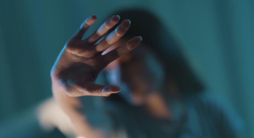 „A férjemet is meg akarta ölni” – Kitálalt a borzalmas zaklatási drámáról a népszerű magyar énekesnő