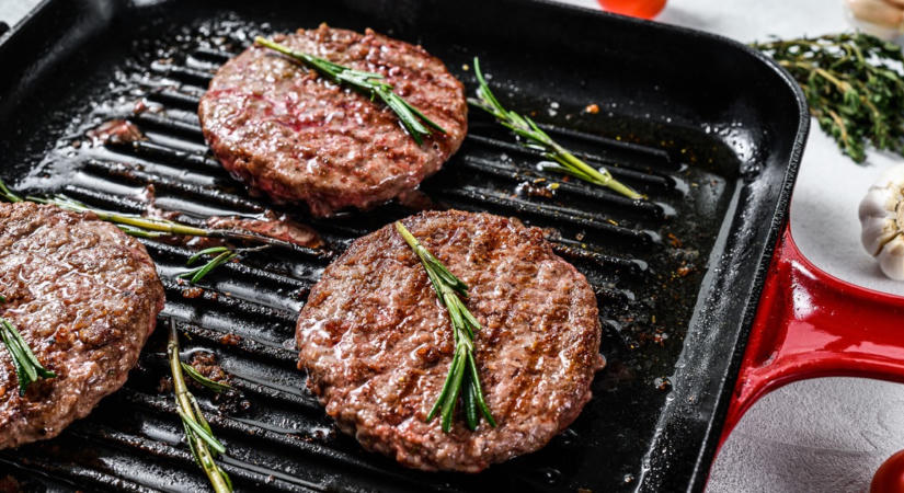 Ez az elfeledett konyhai trükk sokkal szaftosabb hamburgert eredményez: íme a profi séfek titka