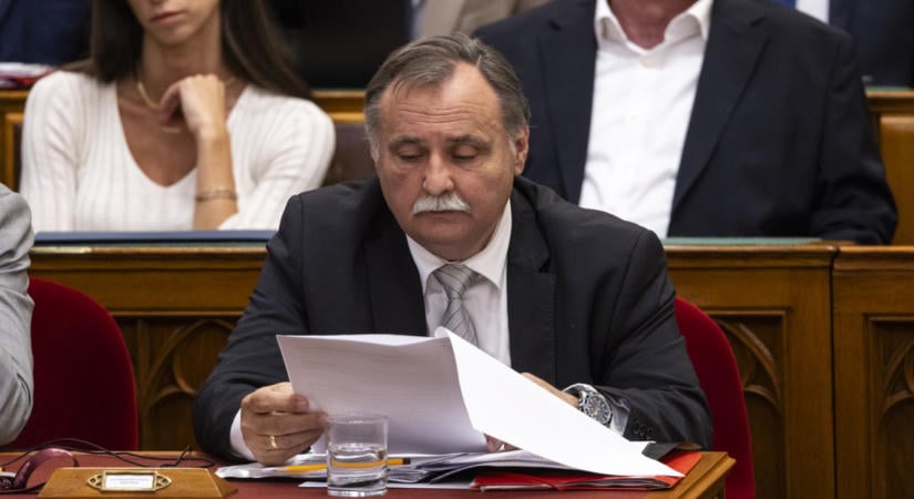 Gajdos László szerint butaság, hogy a Mol volt jogászára bízták a MOHU-koncesszió felülvizsgálatát