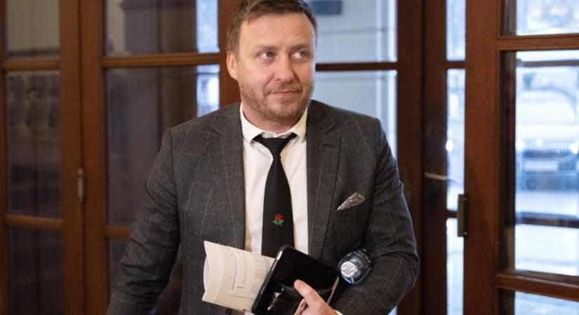 „Az a papír már csak egy dologra jó...” – újabb pofont kapott az oltásellenes kormánybiztos