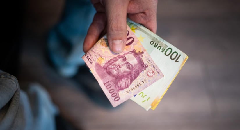 Gyengült a forint kedd reggelre