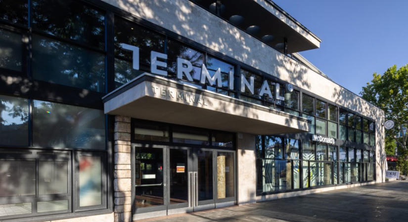 Több mint egymilliárd forintból újult meg az Erzsébet téri Terminál műemléki épülete