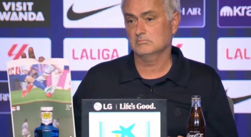 Az Atlético Madrid elleni vereség után Mourinho egy frissen kinyomtatott fényképpel állt az újságírók elé