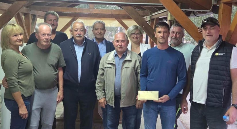 Halmentés jótékonysági főzésből: az ipartestület segített a horgászoknak