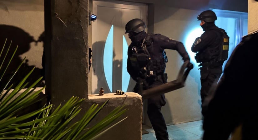 Videón a hajnali hajdú-bihari razzia! Álmukban törték rá az ajtót a rendőrök 3 település drogdílereire