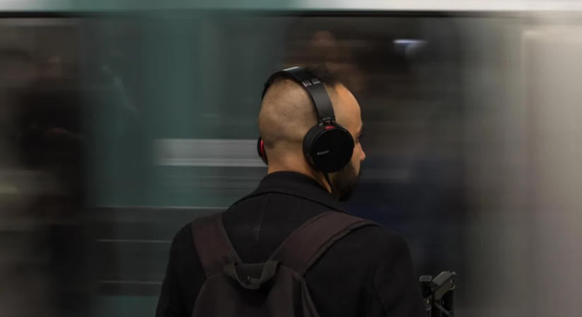 Lépett egy európai ország: komoly bírságot jöhet azoknak, akik hangosan hallgatnak zenét a buszon