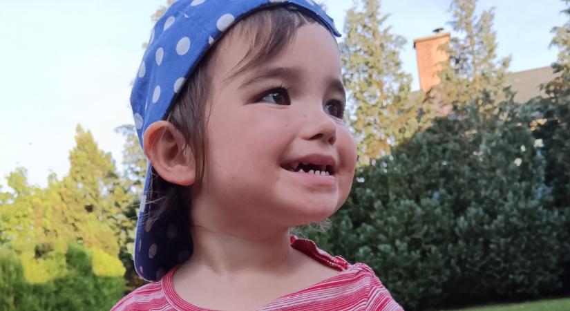 Különösen ritka, agresszív agydaganat miatt hunyt el Liza – A szülei embert próbáló útja most egyetlen irányba vezet