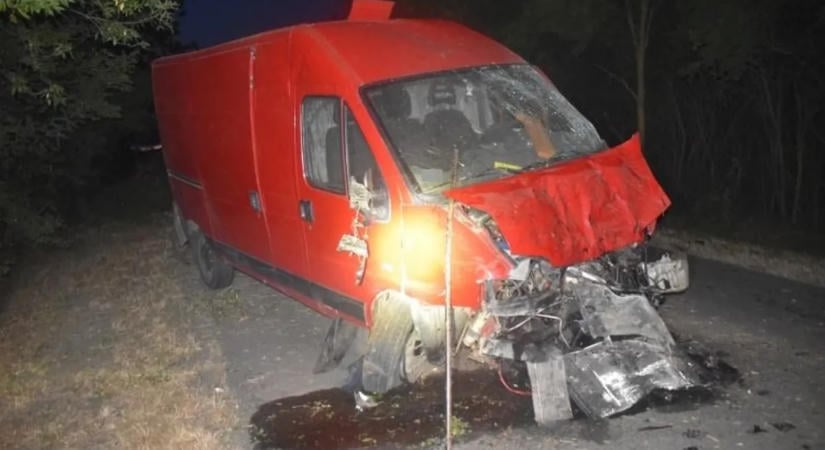 Totálkárosra törte az autót egy részeg férfi, majd egy lóra fogta a történteket