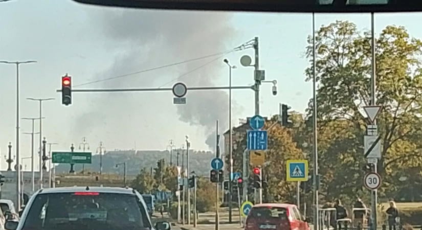 Kigyulladt egy nagy raktárépület Budapesten