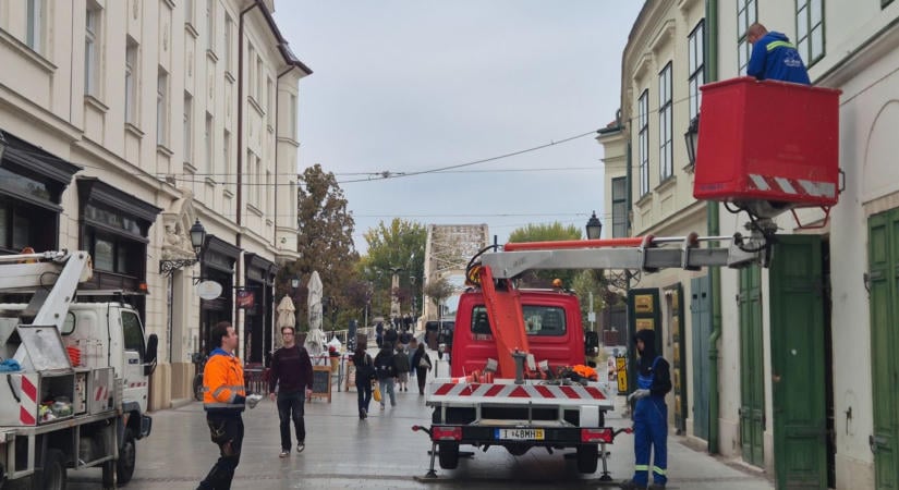 Készülhetünk a szépséges Adventi fényzuhatagra - Helyükre kerülnek az ünnepi fények a városban