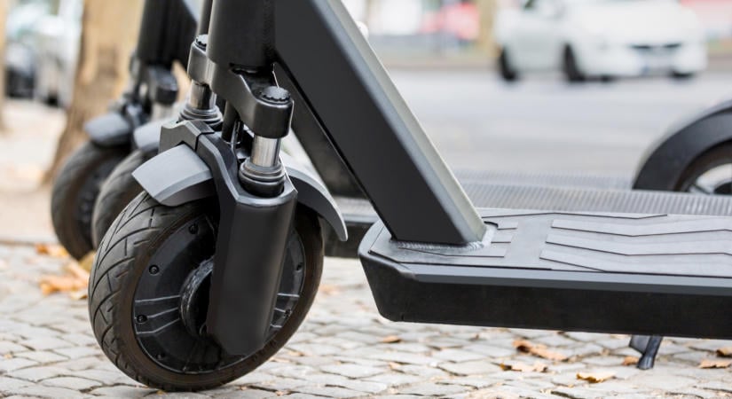 Egy nemrég közzétett jelentés szerint drasztikusan megemelkedett Magyarországon az elektromos rollerekhez köthető balesetek aránya