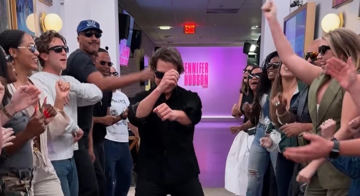 Tom Cruise újra eltáncolta a Kockázatos üzlet ikonikus jelenetét – videó