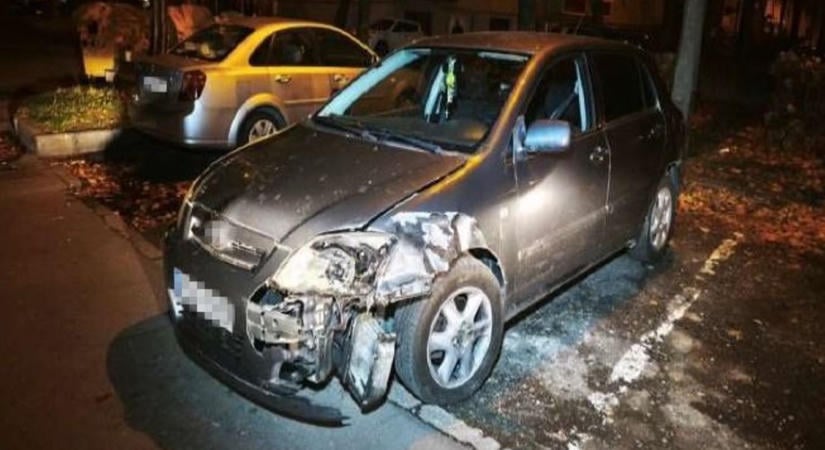 Részegen ült volán mögé, három parkoló autót tört össze Szegeden  fotók
