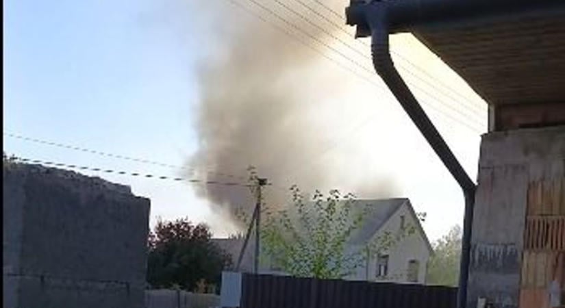 Hatalmas a füst! Kigyulladt egy melléképület a szabolcsi településen - videóval