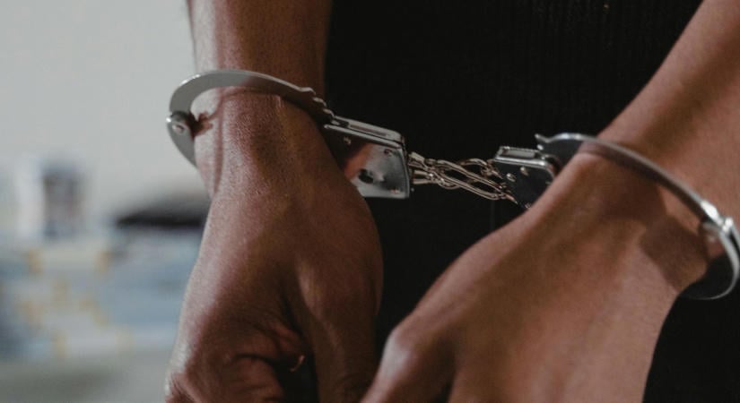 Holtan találtak egy nőt a kecskeméti Kodály Zoltán téren: őrizetbe vettek egy fiatal férfit