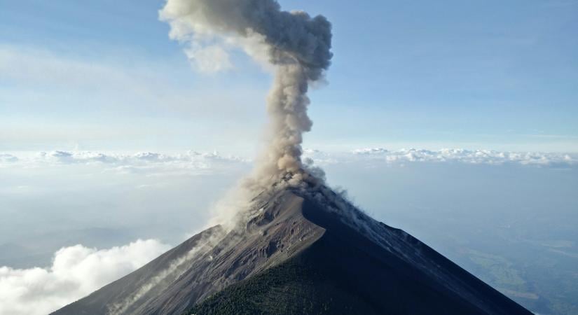Az Etna kitörése megzavarta Szicília fő repülőterének működését
