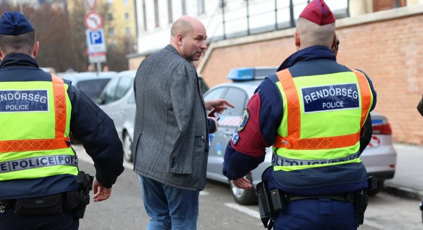 Élő adásban vitték el a rendőrök Szabó Bálintot: dulakodásig fajult a nyílt utcai igazoltatás