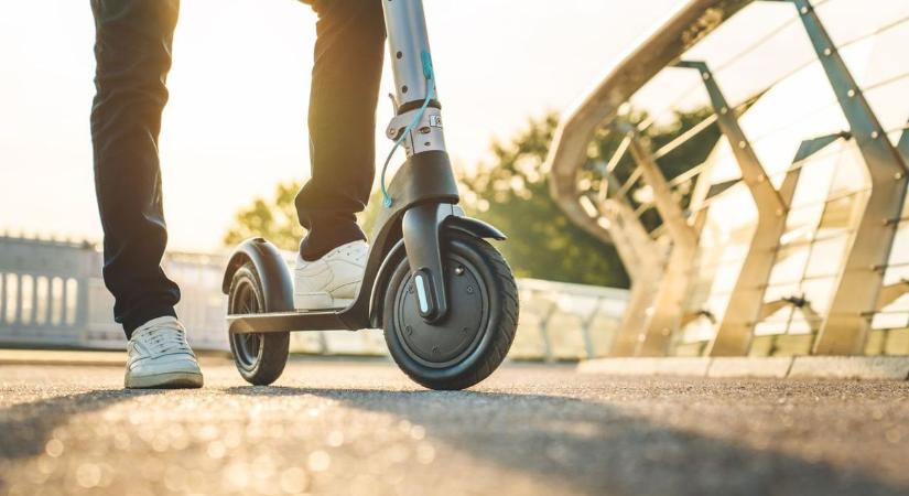 Hajmeresztő manőver: rollerhez kötözve szállította másfél éves gyerekét a felelőtlen apuka