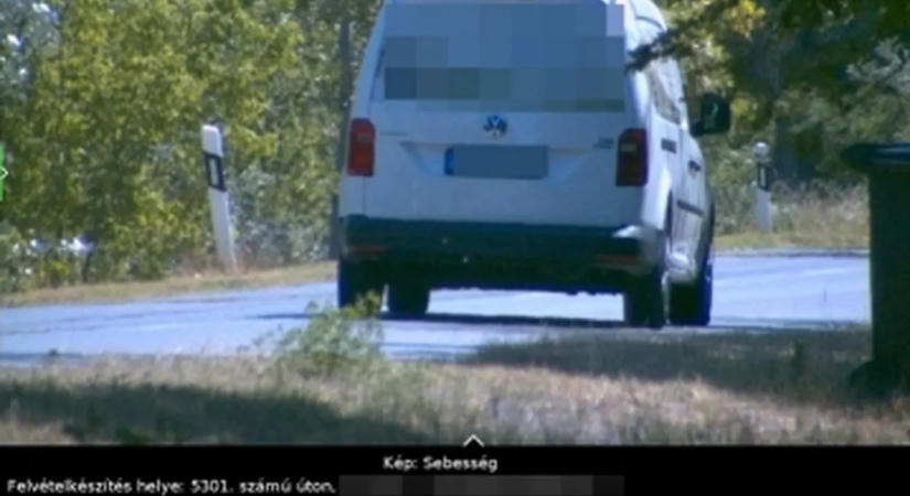157 km/óráig taposta a furgonnak, a büntetés sem maradt el!