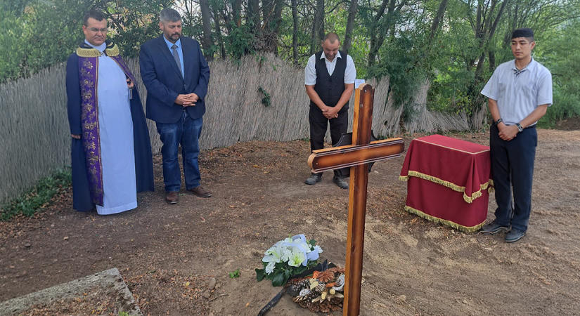 Öt kisgyermek földi maradványaira bukkantak a kerepesi temető jelöletlen sírjába