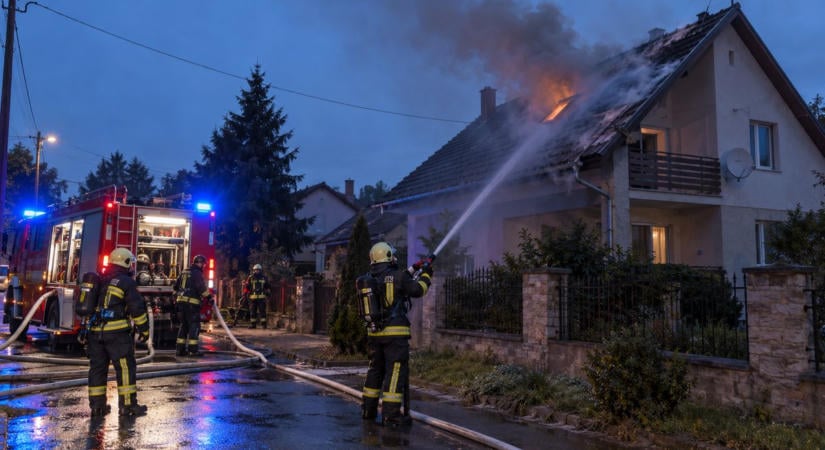 Kigyulladt egy családi ház tetőtere Dunaszekcsőn
