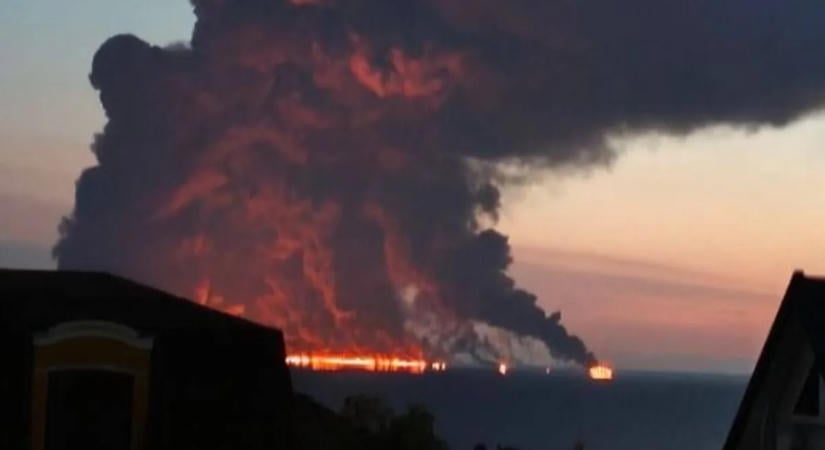 Hatalmas lángok csaptak fel a Fekete-tengeren, drón talált el egy olajszállítót – videó