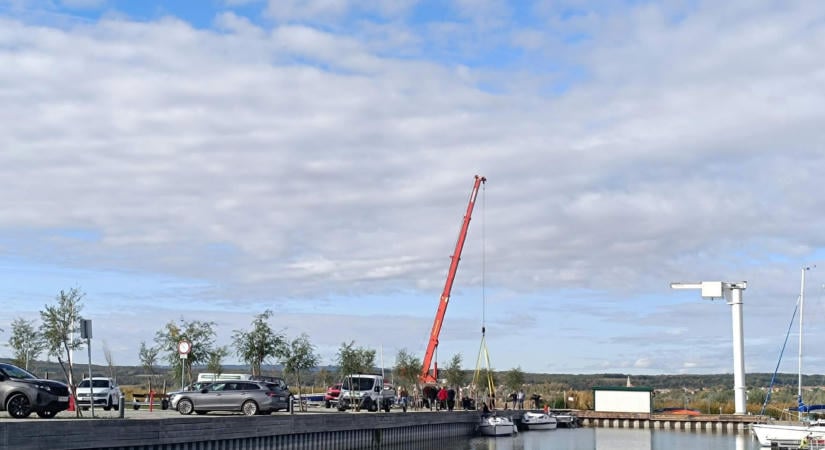 Ma reggel elkezdték kiüríteni a Fertő tavi kikötőt