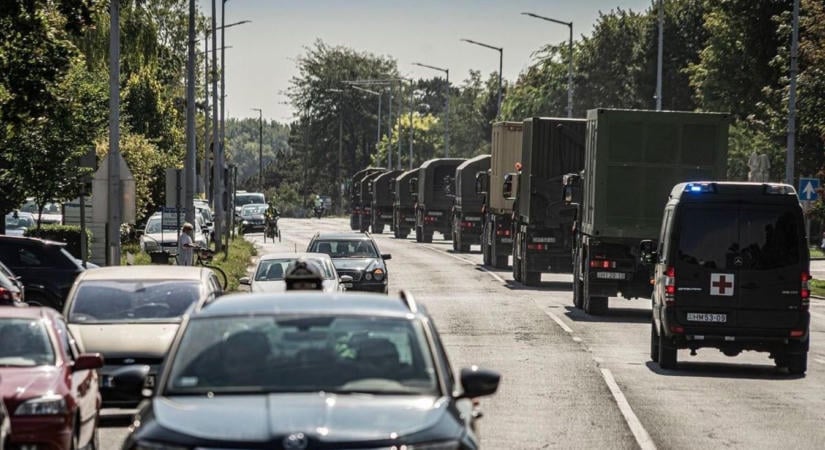 Katonai menetoszlopok érkeznek, több főutat és autópályát is érintenek