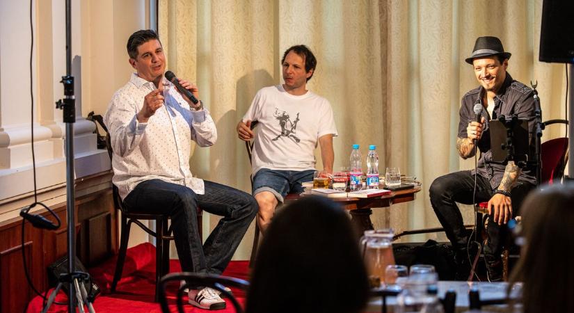 Rollerrel ment Takács Vilmos Hartay Csaba bemutatójára