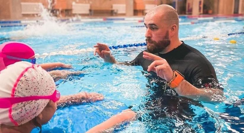 Nyáron sok szülő hibázik – az úszásoktató elárulta, mire figyeljen, mielőtt vízbe engedi gyermekét!