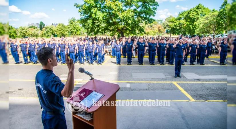 katasztrófavédelem: Esküt tettek a most végzett tűzoltók