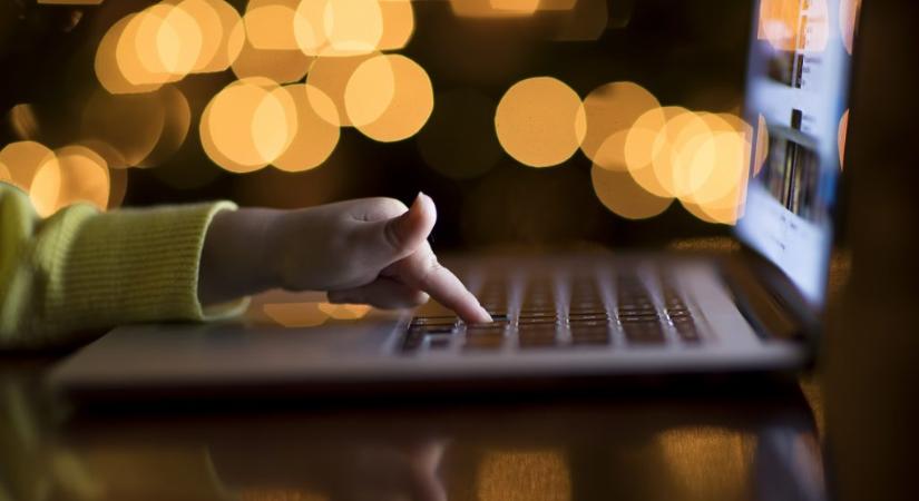 „Mi adjuk a fegyvert a bűnelkövető kezébe” – szakértőkkel néztük meg, mi jó és mi rossz a Chat Controlban