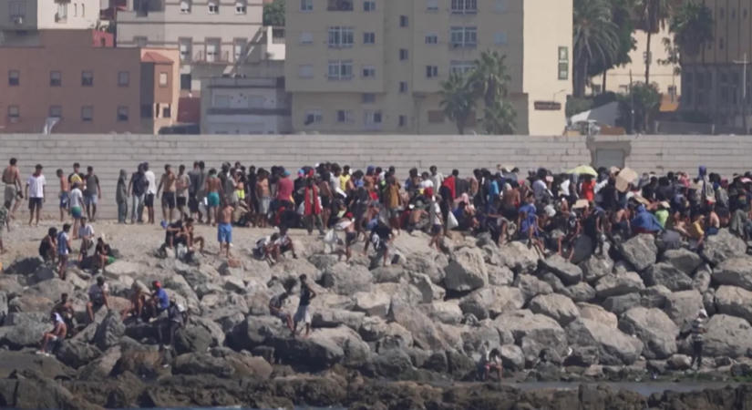 Migránstömeg maradt Ceutában, négy új tábort jelölt ki Spanyolország