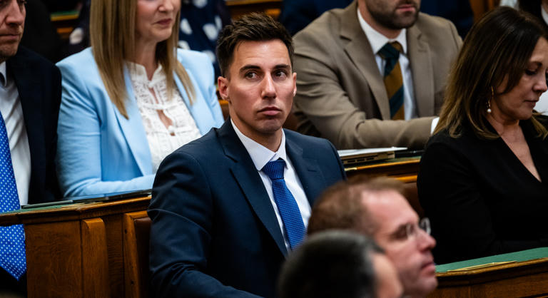 Elindult a Közhang, akkora volt a roham, hogy megbicsaklott a belépés