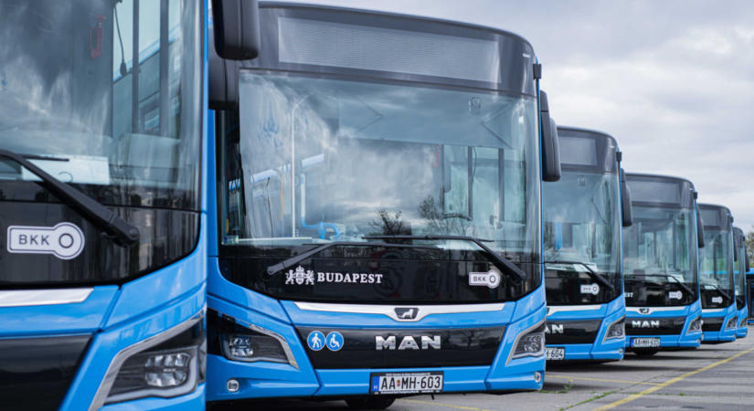 Beszakadt az út egy budapesti busz alatt, több járat is terelve közlekedik