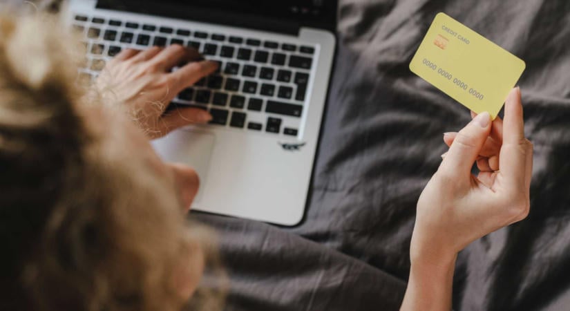 Talált bankkártyával vásároltak online – Őrizetbe vettek két nőt