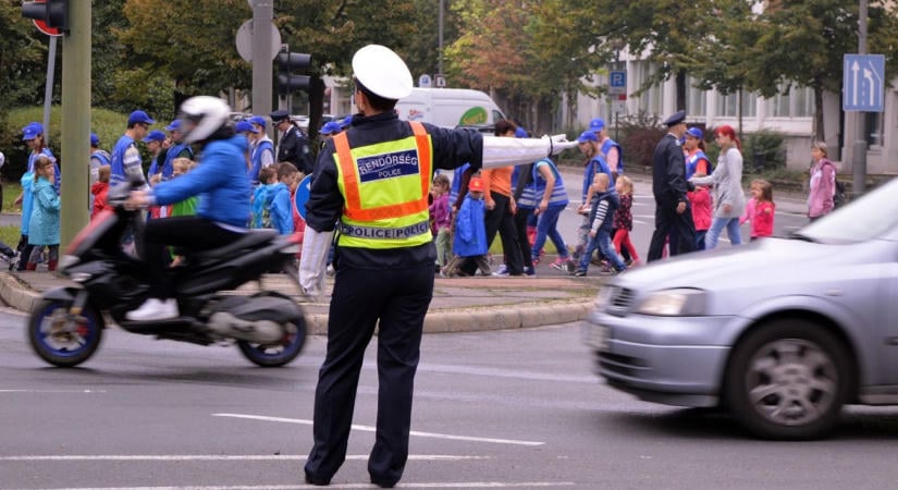 Káosz Szekszárd egyik legforgalmasabb kereszteződésében: napokig is gond lehet! (videóval)