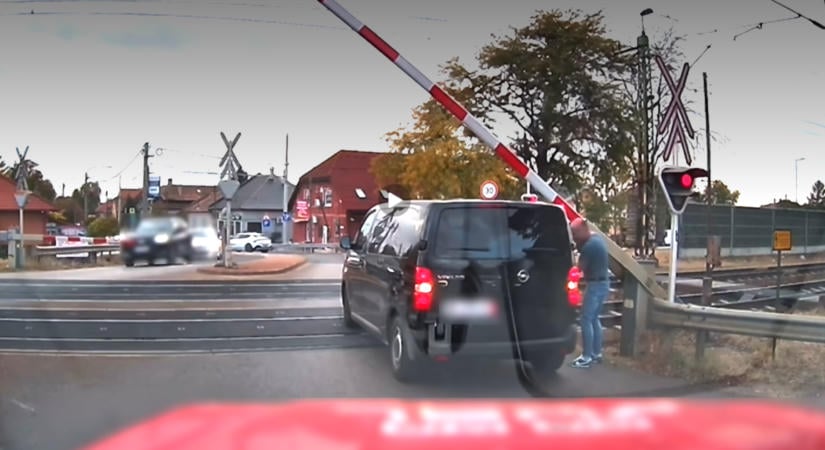 Megdöbbentő jeleneteket rögzített a kamera a vecsési vasúti átjáróban, a sorompó alá szorult egy kisbusz