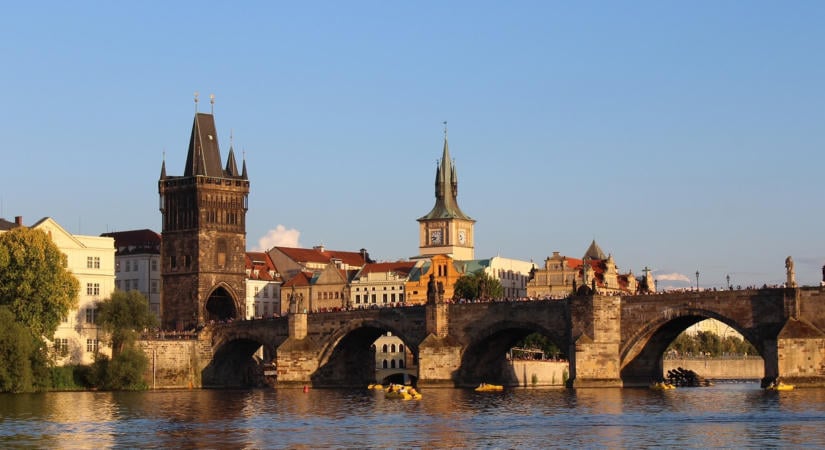 Prágába utazik Magyar Péter