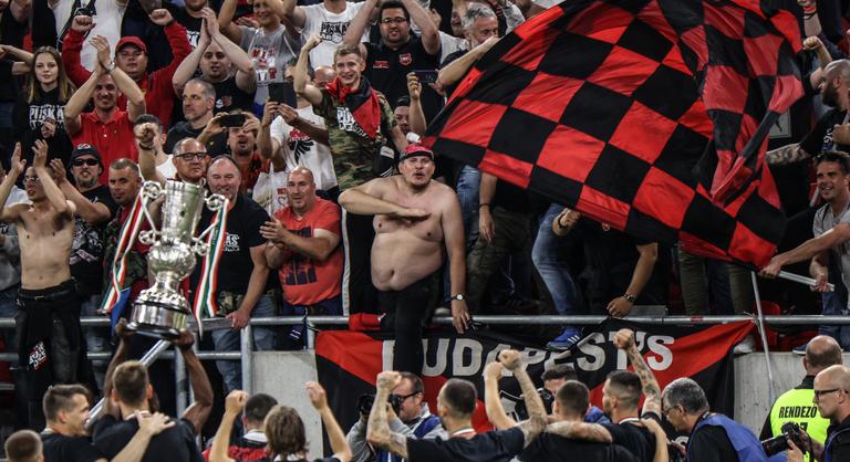 A BBC kiszúrta: az ultrák nem tartották a távolságot a kupadöntőn