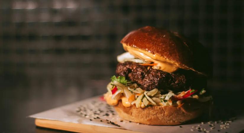 Kórházba került a fiú egy hamburger után, rémisztő, mit találtak benne