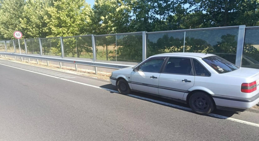 Újabb elhagyatott autó vesztegel a 8-as főút forgalmas szakaszán ( fotók)