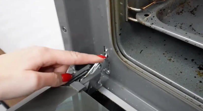 Ez a sütő titkos gombja, amiről senki sem beszél, pedig megoldja a legidegesítőbb problémát!